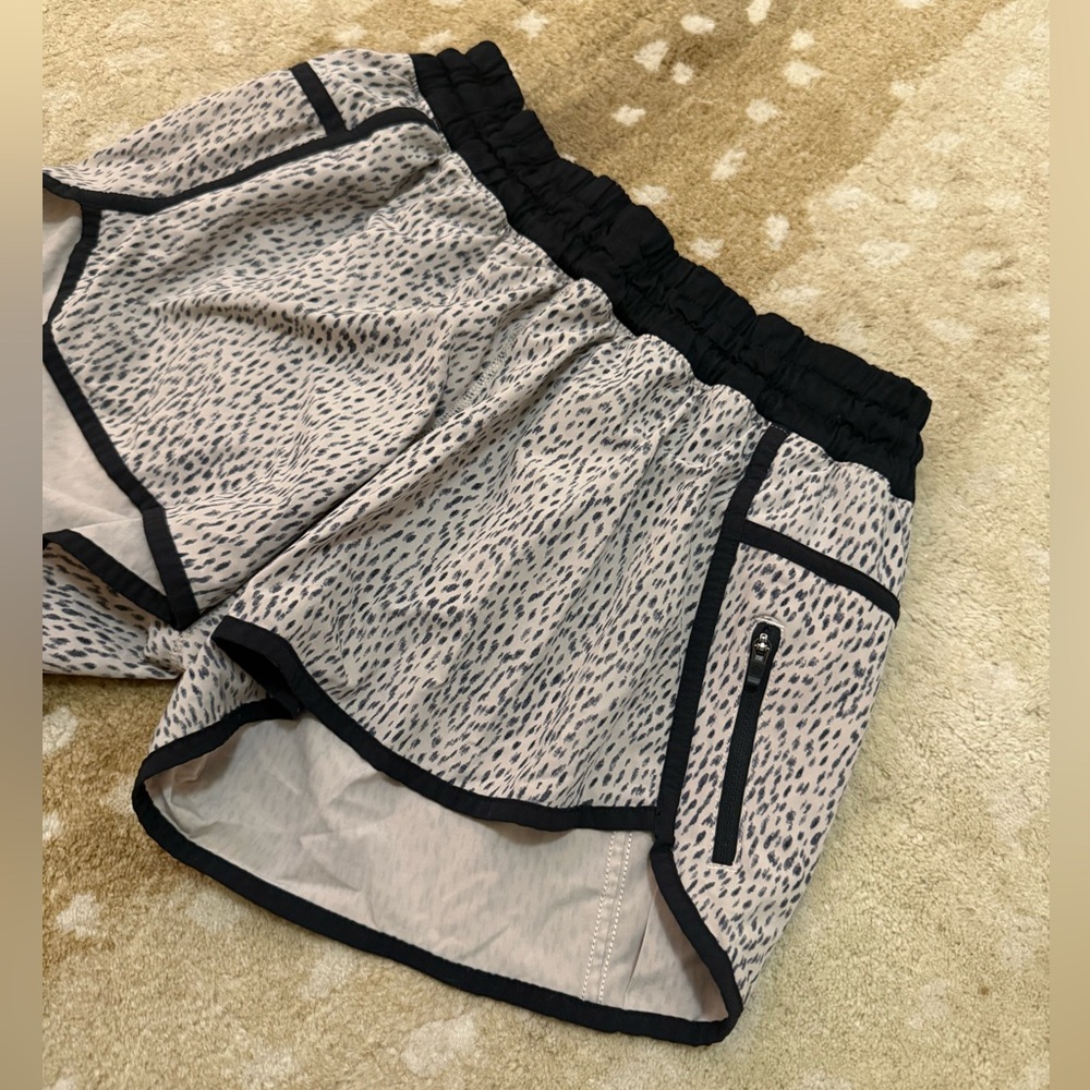 Lululemon Athletica pink black leopard print tracker shorts women’s size 10 SOLD - Picture 3 of 6